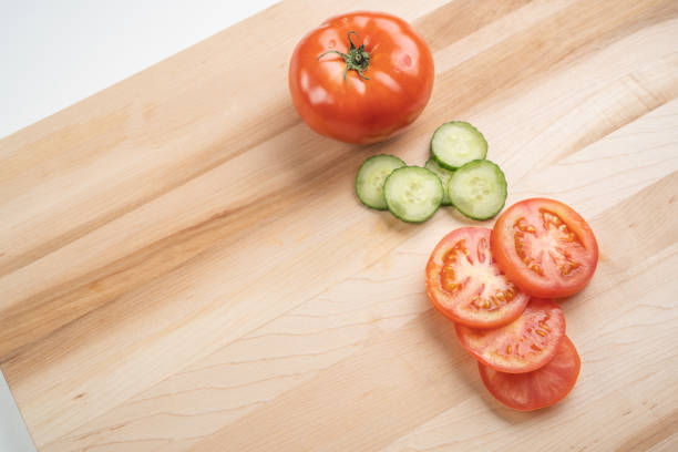 geschnittene tomaten und gurken auf holzschneidebrett - ready to cook flash stock-fotos und bilder