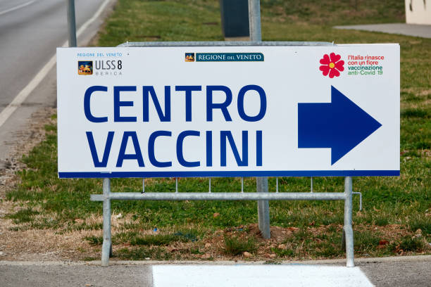 Cтоковое фото Стрелка указатель с надписью "Корона Ковид-19 Центр вакцинации" Итальянский текстовый знак