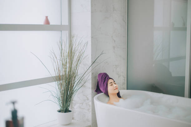 아시아 의 아름 다운 여자 휴식 에 욕조 - body care towel satisfaction sensuality 뉴스 사진 이미지