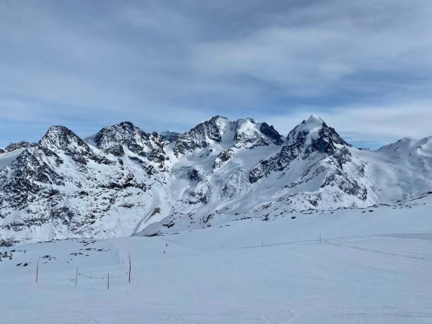 ピッツ・コルヴ�ァッチ氷河,エンガディン - engadine graubunden canton piz bernina corvatsch ストックフォトと画像