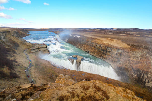 magnífica gran cascada gulfoss en el círculo dorado de islandia durante un soleado día de verano - gullfoss falls fotografías e imágenes de stock