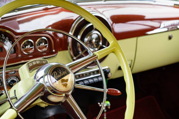 vintage pontiac automobile - pontiac photos et images de collection