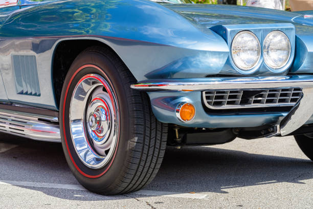 vintage chevy corvette - whitewalls imagens e fotografias de stock