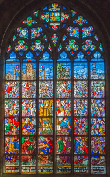 антверпен - оконное стекло из собора богоматери 5 сентября 2013 года в антверпене, бельгия - stained glass jesus christ glass church стоковые фото и изображения