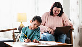 mutter-arbeitet-und-sohn-macht-hausaufga