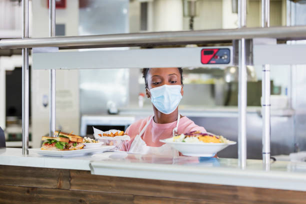 restaurante cocinar con pedido terminado, usando máscara facial - service occupation candid small business carrying fotografías e imágenes de stock