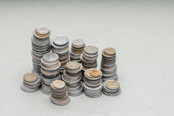 stare monety na pustej planszy - tax collection preparation paying zdjęcia i obrazy z banku zdjęć