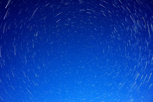 misterioso cielo de medianoche - star trail clear sky tranquil scene circle fotografías e imágenes de stock