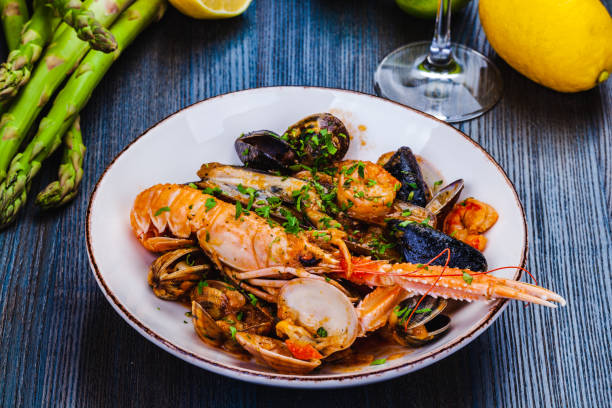 seafood platter. langoustine, vongole, shrimps, prawns, clams, mussels, scallop - prepared shrimp prawn seafood salad imagens e fotografias de stock