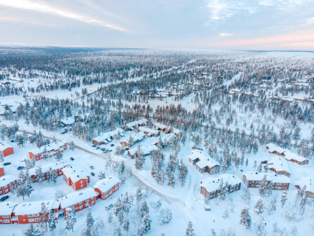 luftaufnahme des weihnachtsmanndorfes in rovaniemi in lappland in finnland. - christmas sunset house residential structure stock-fotos und bilder