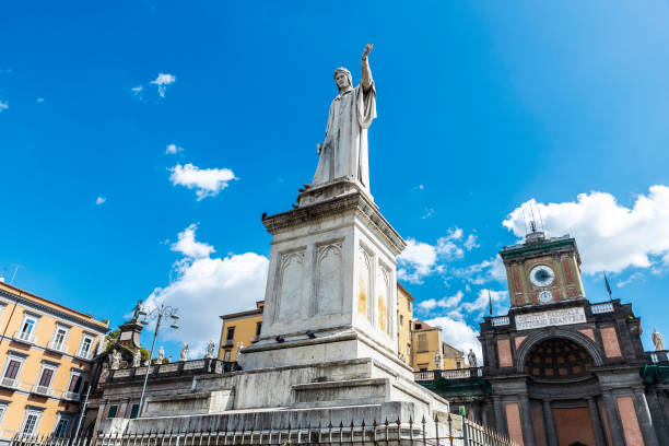 monumento de dante alighieri na piazza dante, nápoles, itália - alighieri - fotografias e filmes do acervo