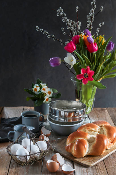 cottura panini pasquali brioche di pane di lievito in cucina rustica - breakfast easter yellow easter egg foto e immagini stock