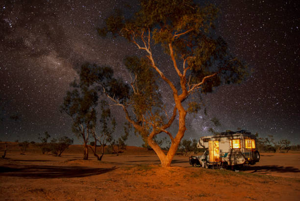 acampar por la noche - zona interior de australia fotografías e imágenes de stock