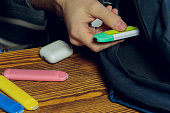 pod-e-zigarette-oder-nikotindampf-kleben-eine-von-schultasche.jpg?b=1&s=170x170&k=20&c=DyJzqo183lQCU3eh0LPcZaBdTGGsytFn-mW9-2jacgY=