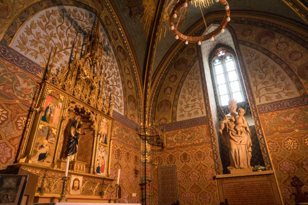 最後のハプスブルク王にローマカトリック教会のスタイルとブダの城地区ブダペスト、ハンガリーに位置するマティアス教会のインテリア。 - buda ストックフォトと画像