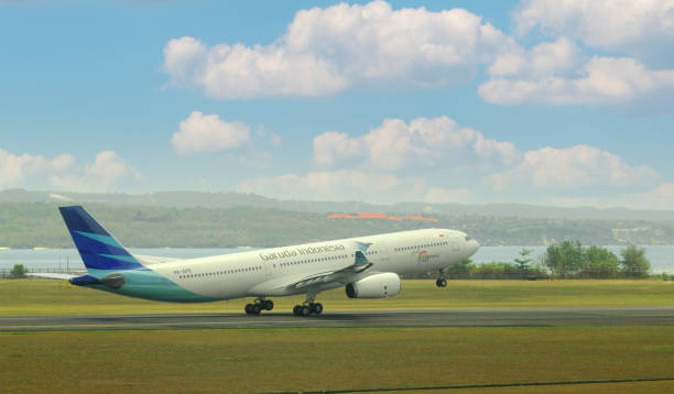 garuda indonesia aircraft will land on the runway - garuda imagens e fotografias de stock