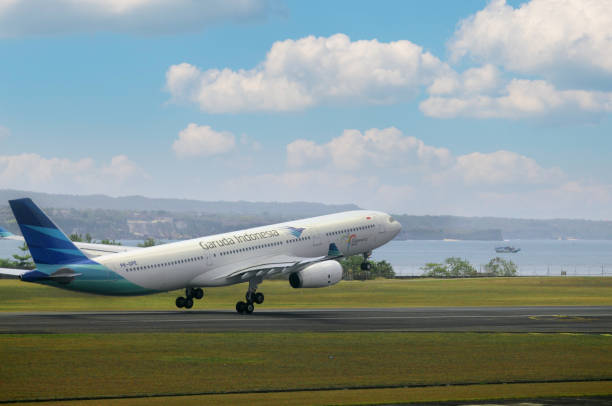 aereo garuda indonesia atterrerà sulla pista - garuda foto e immagini stock