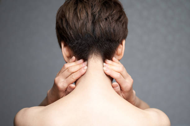 японка средних лет, страдающая от болей в шее - massaging alternative medicine headache women стоковые фото и изображения