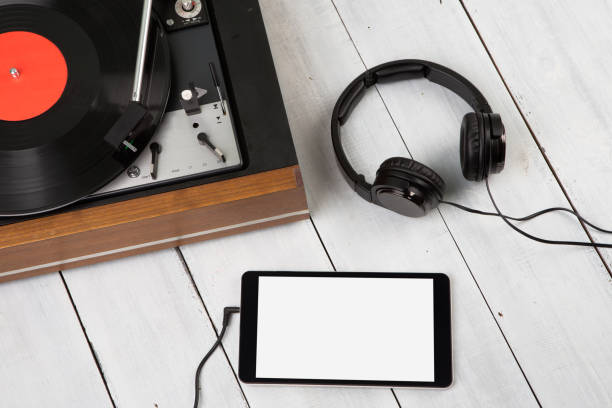 istock Vintage turntable, phablet and headphones 1305798262