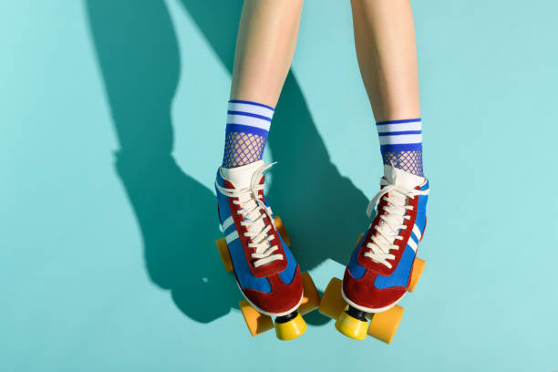 vista de cima para baixo de uma mulher usando patins vermelho e azul - patinagem - fotografias e filmes do acervo