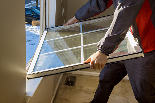 Trabajador en la eliminación de descomponen, ventanas en la renovación del hogar la eficiencia energética viva photo