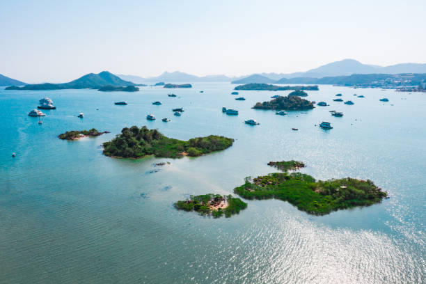 niesamowity widok z lotu ptaka na sai kung, słynną lokalizację na wakacje w hong kongu - clear sky hong kong island hong kong china zdjęcia i obrazy z banku zdjęć