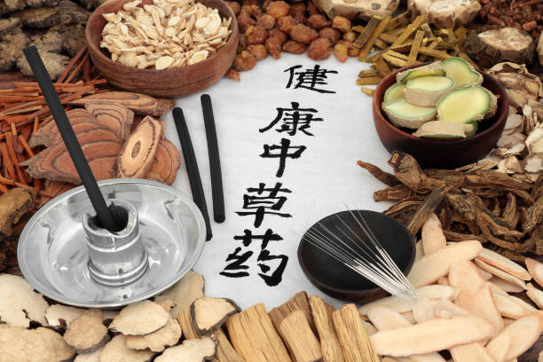 herbes chinoises pour une bonne santé - acupuncture chinese medicine medicine chinese script photos et images de collection
