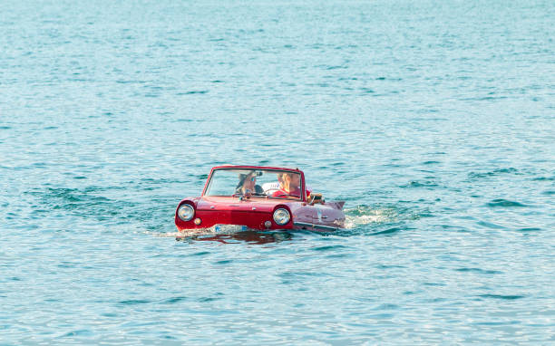 anfíbio modelo 770 no lago como na lombardia, itália - amphibious vehicle - fotografias e filmes do acervo