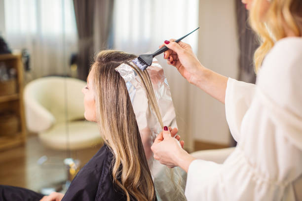 mujer teñida de pelo en el salón - salón de belleza fotografías e imágenes de stock