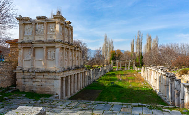 überreste des antiken tempels sebasteion in aphrodisias, türkei - mugla province stock-fotos und bilder