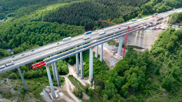 дорожный мост в стадии строительства - вид с воздуха - autobahn стоковые фото и изображения