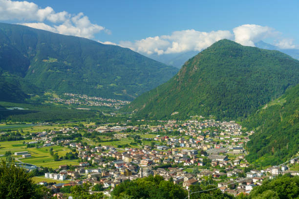 vista panorâmica de valtellina de ardenno no verão - river adda - fotografias e filmes do acervo