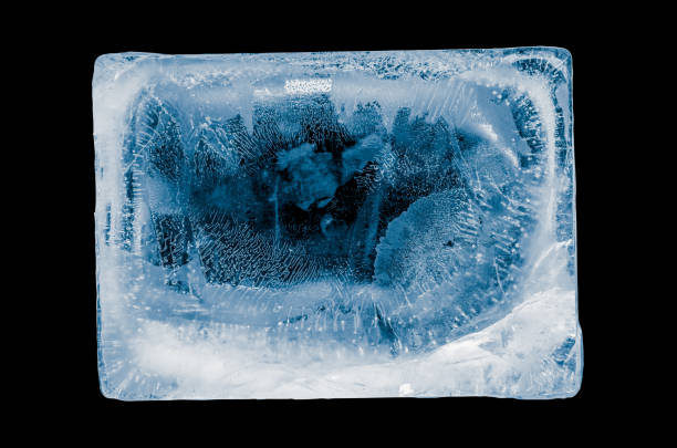 bloque de hielo natural cristalino sobre fondo negro. - ice crystal winter nature ice fotografías e imágenes de stock