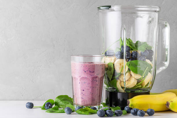 szklanka koktajlu jagodowego, bananowego i szpinakowego ze świeżymi soczystymi składnikami w blenderze do zdrowego picia - juice glass healthy eating healthy lifestyle zdjęcia i obrazy z banku zdjęć