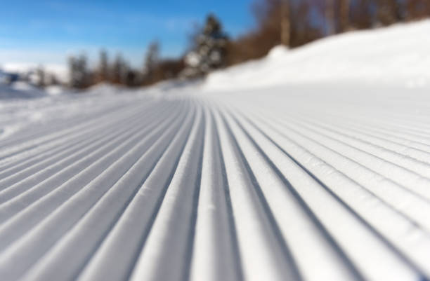линии в ухоженном снегу на северной или альпийской лыжной местности - snow ski track color image colors стоковые фото и изображения