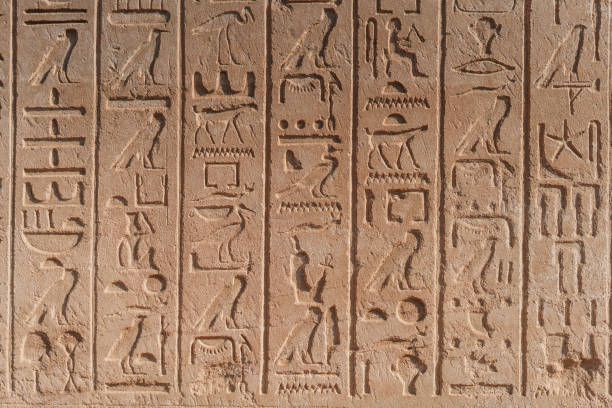 hieróglifos no templo luxor - archaeology egypt stone symbol - fotografias e filmes do acervo