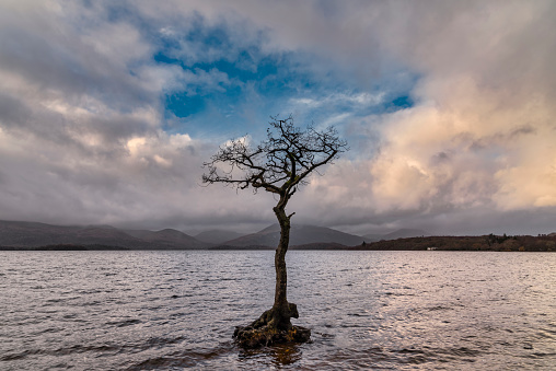 見事な冬の夜のライグとスコットランド高地のローモンド湖のミラロチー湾の見事な風景画像 アーガイル・アンド・ビュートのストックフォトや画像を