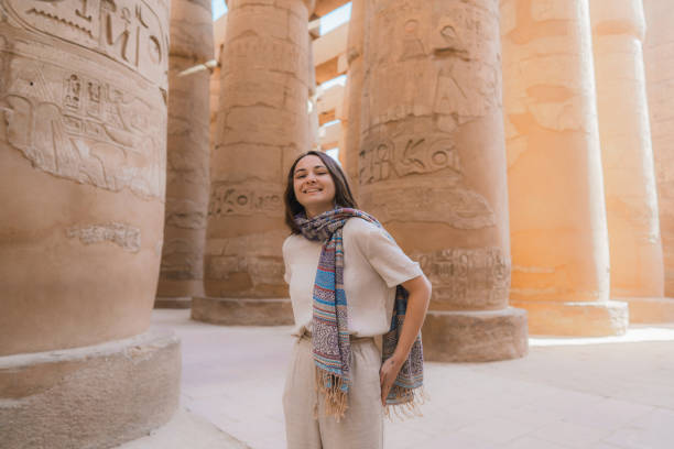 frau zu fuß in der alten ägyptischen tempel in luxor - hieroglyphenschrift fotos stock-fotos und bilder