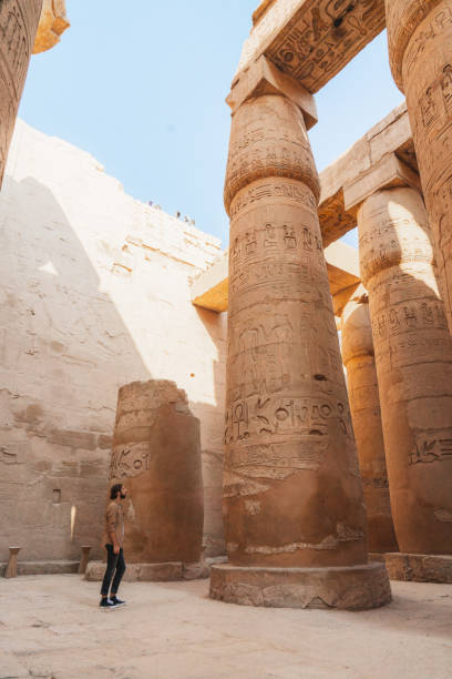 mann zu fuß in der alten ägyptischen tempel in luxor - luxor egypt temple ancient egyptian culture stock-fotos und bilder