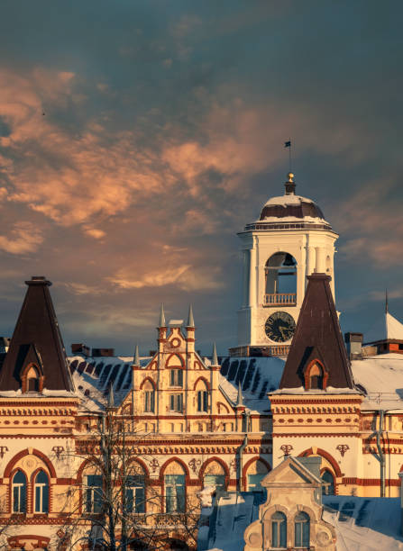 uhrturm in der antiken stadt wyborg mit schöner architektur, russland, im winter bunten sonnenuntergang - viborg stock-fotos und bilder