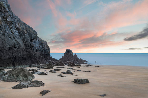 웨일즈의 펨브룩셔 해안의 바라펀들 베이의 놀랍고 활기찬 일출 풍경 이미지 - beach stone wave natural land state 뉴스 사진 이미지