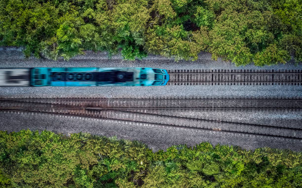 luftaufnahme des tri-rail-zuges in südflorida - schienenverkehr stock-fotos und bilder