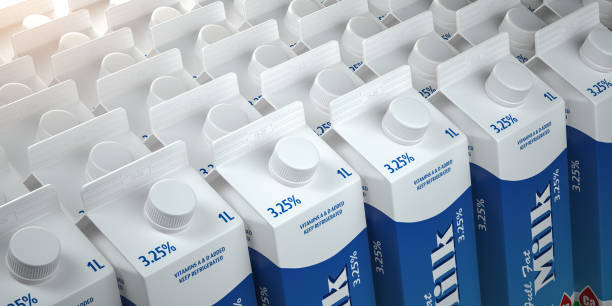 viele weiße schachteln oder packungen von mil in einer reihe - milk industry milk bottle factory stock-fotos und bilder