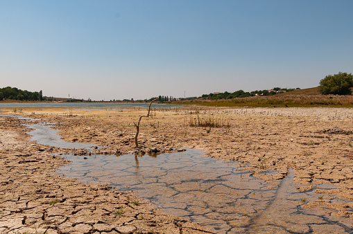 Secado del lecho del lago debido a la sequía photo