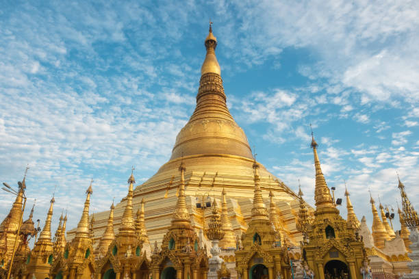 shwedagon pagoda, o local religioso mais sagrado de yangon, mianmar (birmânia) - shwedagon pagoda yangon sunset pagoda - fotografias e filmes do acervo