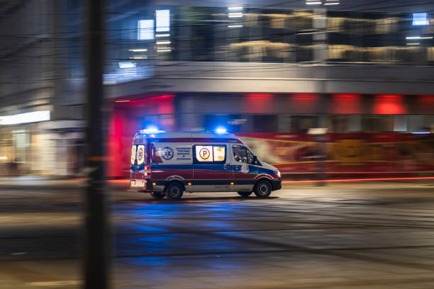 coche de emergencia en la calle katowice. - car speed lifestyles night fotografías e imágenes de stock