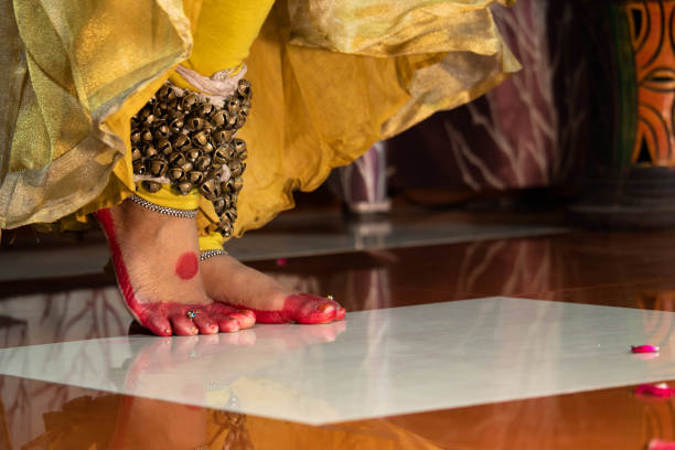 インド古典少女カタクダンサーの足伝統的なドレスや衣装とghungroghungruまたはヌープラミュージカルアンクレットと赤い染料アルタアラマハバールまたはアルタパフォーマンスダンスムドラ� - bharatanatyam ストックフォトと画像