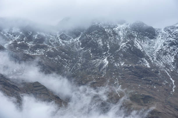 эпический зимний пейзаж изображение зрения от боковой щуки к лангдейл щуки с низким уровнем облаков на горных вершинах и капризный туман з� - harrison stickle стоковые фото и изображения
