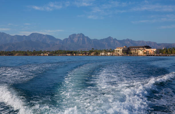 shoreline of loreto, mexico, with la giganta mountain range in the background - concho imagens e fotografias de stock