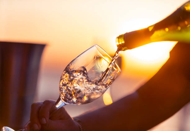primer plano del vino blanco que se vierte en una copa. - wine pouring wineglass white wine fotografías e imágenes de stock
